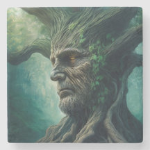 Sábio Rosto na Floresta Mística da Árvore Antiga