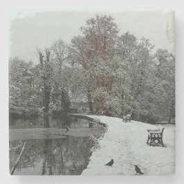 Porta-copo De Pedra Sentado próximo à água