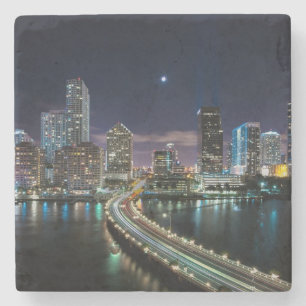 Porta-copo De Pedra Skyline da cidade de Miami com a ponte na noite