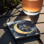 Porta-copo De Pedra Sobre a Lua Chá de fraldas Celestial Estrelas Espa<br><div class="desc">Celebrar a chegada de uma nova estrela com essas portas copos encantadoras de pedra chá de fraldas, apresentando uma lua ouro radiante e estrelas cintilantes sobre um fundo azul profundo, todas lindamente renderizadas em aquarelas. O cabeçalho, "Estamos sobre a Lua!", acrescenta um toque de alegria e entusiasmo a esta celebração...</div>