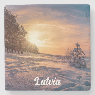 Porta-copo De Pedra Sol sobre neve, costa marítima de inverno