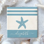 Porta-copo De Pedra Turquoise starfish, casa de guião, nome vintage<br><div class="desc">Sinta as vibrações costeiras e relaxe com sua bebida favorita, enquanto protege seus móveis, com essa porta copos de pedra linda, chic, simples, vintage, com nome de monograma personalizado. Um peixe-estrela azul-lacrimogêneo gráfico sobrepõe um fundo branco acentuado com listras azuis náuticas. Personalize com seu nome. Faz uma declaração de na...</div>
