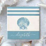 Porta-copo De Pedra Turquoise vintage seashell Beach name<br><div class="desc">Sinta as vibrações costeiras e relaxe com sua bebida favorita, enquanto protege seus móveis, com essa porta copos de pedra linda, chic, simples, vintage, com nome de monograma personalizado. Uma concha gráfica azul-lacrimogênea sobrepõe um fundo branco acentuado com faixas azuis náuticas. Personalize com seu nome. Faz uma declaração de na...</div>