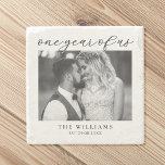 Porta-copo De Pedra Um ano do nosso primeiro aniversário de casamento<br><div class="desc">Crie seu próprio presente de primeiro aniversário de casamento com fotos personalizadas. Simples de personalizar adicionando uma de suas fotos favoritas e seu próprio texto.</div>