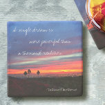Porta-copo De Pedra "Um Sonho de Solteiro" Citação Orange & Blue Sunri<br><div class="desc">"Um sonho solteiro é mais poderoso do que mil realidades". Torne seus sonhos realidade no início de cada novo dia. Relaxe com sua bebida favorita quando você usa esta porta copos de fotografia inspiradora de um nascer do sol impressionante de vermelhos brilhantes, laranjas e azuis profundos. Um presente de excelente...</div>