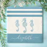 Porta-copo De Pedra Vintage turquoise seacavalo praia nome da escritur<br><div class="desc">Sinta as vibrações costeiras e relaxe com sua bebida favorita, enquanto protege seus móveis, com essa porta copos de pedra linda, chic, simples, vintage, com nome de monograma personalizado. Três cavalos de maré azul-lacrimogêneo, gráficos, sobrepõem um fundo branco acentuado com listras azuis náuticas. Personalize com seu nome. Faz uma declaração...</div>