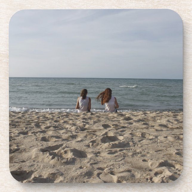 Porta-copo Duas meninas no Sandy Beach: Oceano ventoso da (Frente)