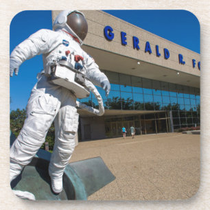 Porta-copo Escultura do Homem no Espaço