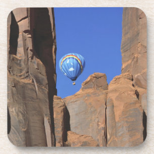 Porta-copo EUA, Utah, Monument Valley. Um arco-íris com ar qu