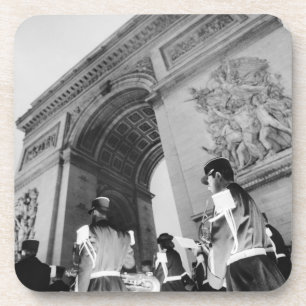 Porta-copo Europa, França, Paris. Cerimônia militar no