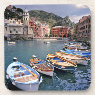 Porta-copo Europa, Itália, Vernazza. Barcos pintados de cores