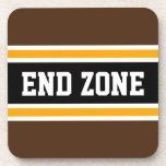 Porta-copo Fora da ZONA Divertida Greves de Futebol Amarelo-A<br><div class="desc">Este esportivo design de futebol apresenta dentro de texto da zona END atlética com uma faixa preta larga e destacada com pinstripes brancas e amarelas contra listras externas castanhas escuras. O texto e as cores neste design podem ser personalizados.</div>