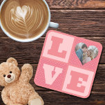 Porta-copo Foto do Coração de Amor Rosa Romântico do dia de o<br><div class="desc">Procurando o presente de Dia de os namorados perfeito para o seu parceiro? Não olhe mais do que a nossa Foto do Coração do Amor com um design de Foto do Coração Rosa Romântico! Este quadro incrível é a maneira perfeita de mostrar seu amor por sua pessoa especial. Com seu...</div>