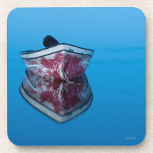 fotografia de um barco sobre a água