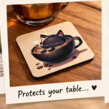 Gato preto fofo nada na xícara de café