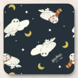 Porta-copo Hedwig Nighttime Moonlight Pattern<br><div class="desc">Add a touch of whimsical wizarding charm with this adorable Hedwig the snowy owl pattern design. Featuring repeating illustrations of Hedwig soaring beneath crescent moons and twinkling stars, this playful all-over print captures the magic of nighttime deliveries from the Owl Post. Some Hedwigs are bundled up in cozy Gryffindor house-colored...</div>