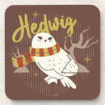 Porta-copo Hedwig Whimsical Forest Drawing<br><div class="desc">Show your house spirit in the coziest way with this charming Hedwig™ design. Featuring the beloved snowy owl bundled up in a warm Gryffindor house-colored scarf, this playful illustration captures the magic and loyalty of Harry Potter’s trusted companion. Set against a whimsical woodland backdrop with subtle sparkling accents, the hand-drawn...</div>