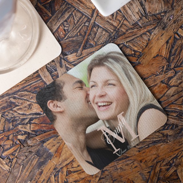 Porta-copo Histórico de Sobreposições com Script (“Layered story coaster featuring full photo, elegant serif monogram, diagonal script name, and date.)