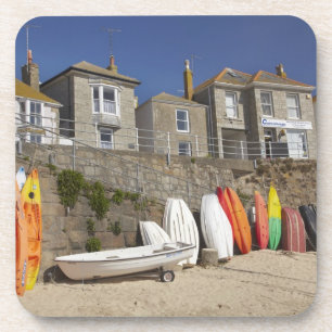 Porta-copo Kayaks e Dinghies empilhados contra o Muro