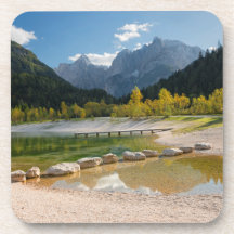Lago Jasna nos Alpes eslovenos no outono