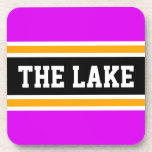 Porta-copo LÂMINA - LÂMINA - LÂMPADA ESCURA - Cor - de-rosa -<br><div class="desc">Este design desportivo,  colorido,  apresenta atlético O texto LAKE dentro de uma faixa preta larga realçada com pinstripes brancas e amarelas contra listras externas cor-de-rosa brilhante. O texto e as cores neste design podem ser personalizados.</div>