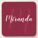 Porta-copo Monograma e Nome Personalizados Vermelho Burgundy<br><div class="desc">Monograma Personalizado e Presente de Nome com nome personalizado no estilo de letra branco do script moderno e monograma no estilo de letra moderno vermelho-vermelho-claro como fundo sobre fundo vermelho-burgundy. Perfeito como presente de feriado,  presente de inauguração de casa,  favores de reagrupamento familiar e presente para qualquer ocasião especial.</div>