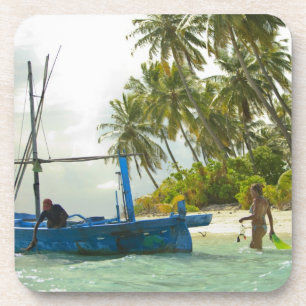 Porta-copo Mulher em pequeno barco de pesca tradicional,