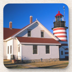 Porta-copo NA, EUA, Maine. Farol de West Quoddy perto