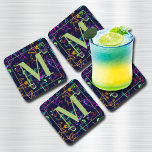 Porta-copo Neon Cocktails e Bebidas em Monograma Negro<br><div class="desc">portas copos de plástico duro com um impressão divertido de cocktails em néon - rosa quente, verde limão, laranja, turquesa e verde limão sobre fundo preto. Conjunto de 6 portas copos de 3, 8" x 3, 8". Legal sotaque a sua decoração, bar ou presente. Um presente divertido para o lar!...</div>