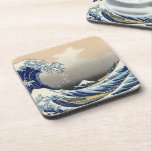 Porta-copo Onda de excelente ao largo de Kanagawa e do mar Fu<br><div class="desc">"A Onda Excelente de Kanagawa", também conhecida como "Sob a Onda de Kanagawa", é uma impressão de bloco de madeira cativante pela renomada artista japonesa Katsushika Hokusai. Criada por volta de 1831, é parte de uma série intitulada "Trinta e seis Vistas do Monte Fuji." O trabalho de arte retrata uma...</div>