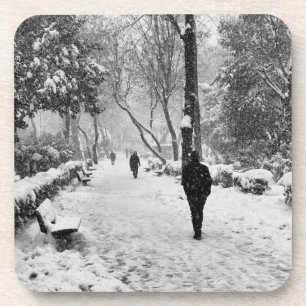 Porta-copo Pessoas no parque no dia de inverno de neve
