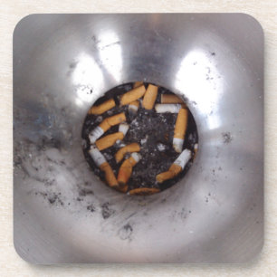 Porta-copo Pontas de cigarro no cinzeiro de prata dos