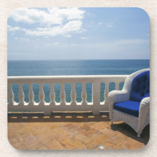 Porta-copo Porto Rico. Cadeira de vime e terraço ladrilhado n