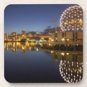 Porta-copo Science World e CBD refletidos em False Creek,