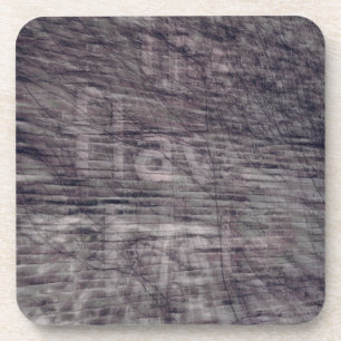 Porta-copo Sinal de fantasma abstrato no edifício do tijolo