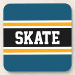 Porta-copo SKATE Esportivo Amarelo Negra Negra Torre Azul de<br><div class="desc">Este design desportivo,  colorido,  apresenta dentro de texto de SKATE atlético,  uma faixa preta destacada com pinstripes brancas e amarelas contra riscas externas azuis negrito. O texto e as cores neste design podem ser personalizados.</div>