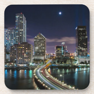 Porta-copo Skyline da cidade de Miami com a ponte na noite