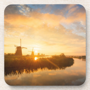 Porta-copo Sol sobre moinhos de vento e um rio na Holanda