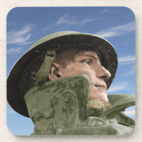 Soldado WW1 no casaco e no capacete de trincheira