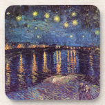 Porta-copo Starry Night Over the Rhone, por Vincent van Gogh<br><div class="desc">Starry Night Over The Rhone, por Vincent van Gogh, é uma pintura de paisagem marítima náutica de apos impressionismo de arte antiga. Uma visão marítima sobre a água do Rio Rhone à noite com estrelas no céu brilhando na reflexão. Sobre o artista: Vincent Willem van Gogh (1853-1890) foi um dos...</div>