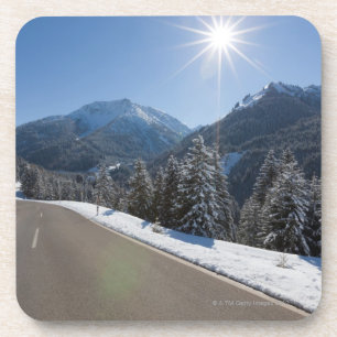 Porta-copo Thrugh vazio idílico da estrada uma paisagem do