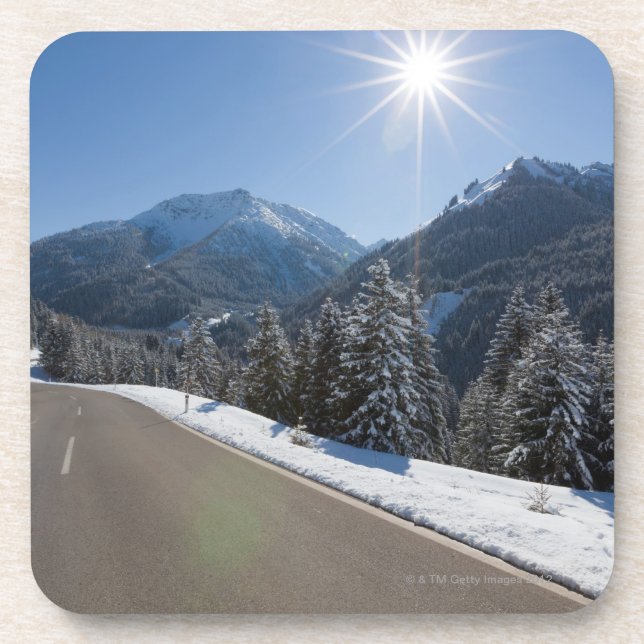 Porta-copo Thrugh vazio idílico da estrada uma paisagem do (Frente)