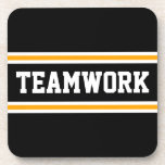 Porta-copo TRABALHO EM EQUIPE Brilhante Laranja Laranja Preto<br><div class="desc">Este design desportivo divertido apresenta dentro de texto TRABALHO EM EQUIPE atlético,  uma faixa central horizontal preta destacada com faixas duplas de corrida laranja branca e amarela contra as bordas externas pretas. As cores e o texto neste design podem ser personalizados.</div>