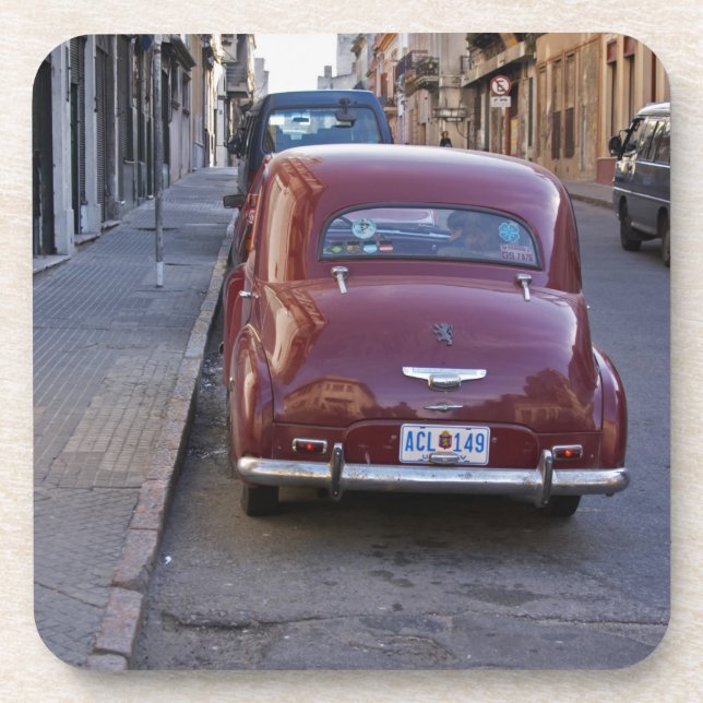 Porta-copo Um carro clássico de Peugeot vermelho estacionado  (Frente)