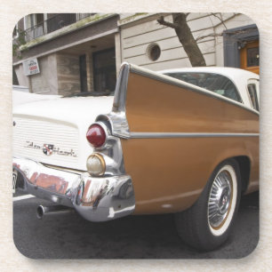 Porta-copo Um carro clássico do Studebaker Silver Hawk estac