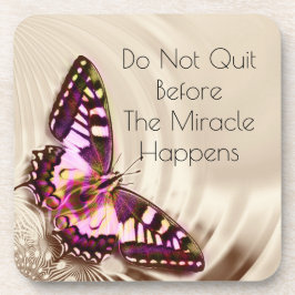 Porta-copo Uma borboleta cor-de-rosa sobre um fundo de natas