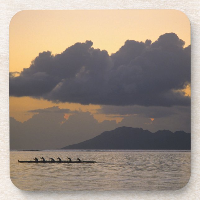 Porta-copo Uma equipe de canoa outrigger pratica na costa (Frente)