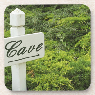 Porta-copo Uma placa apontando para a adega (Cave)