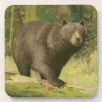 Urso Preto a Passar num Tronco de Árvore