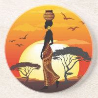A linda mulher africana Silhouette sobre os sóis a